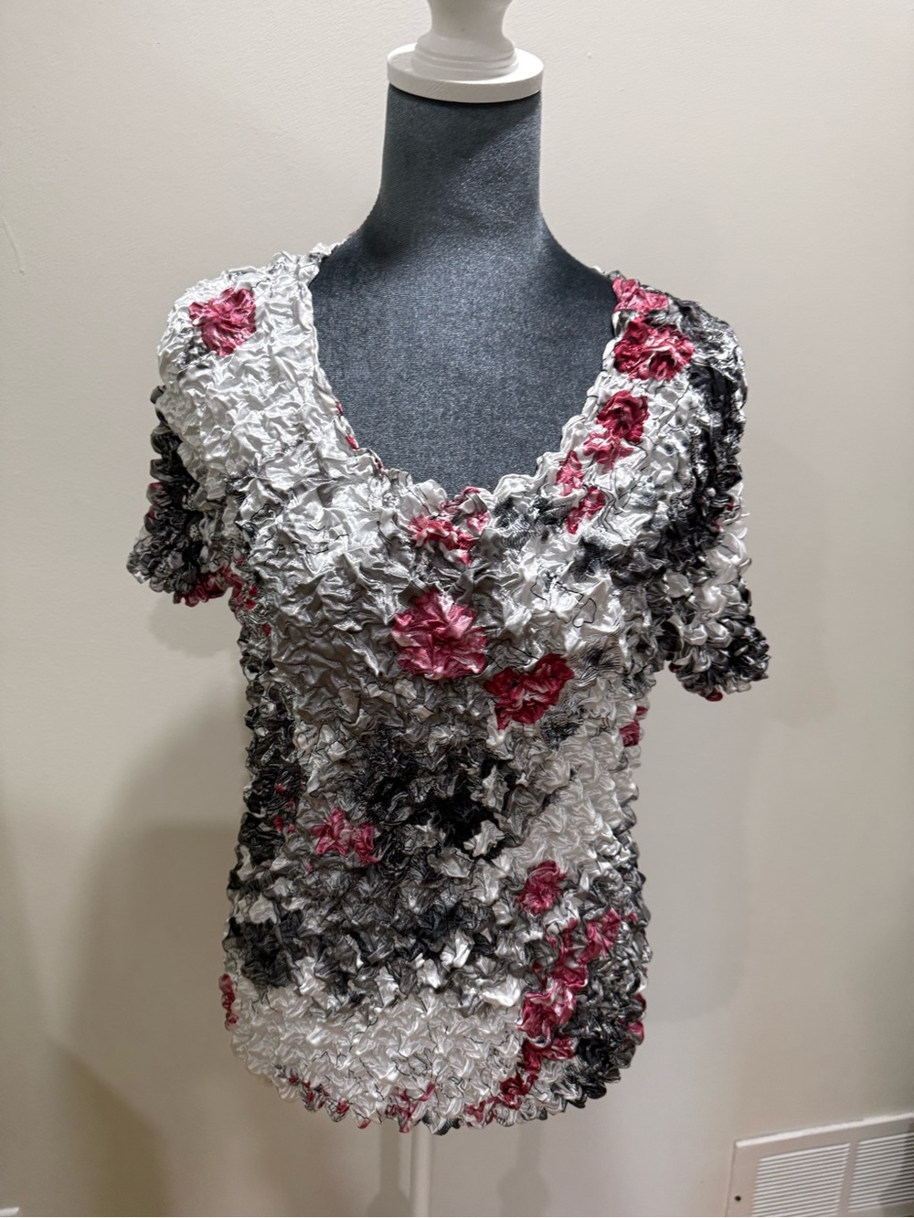 Crinkle Floral Short Sleeve V-Neck Top - White, Pink & Black